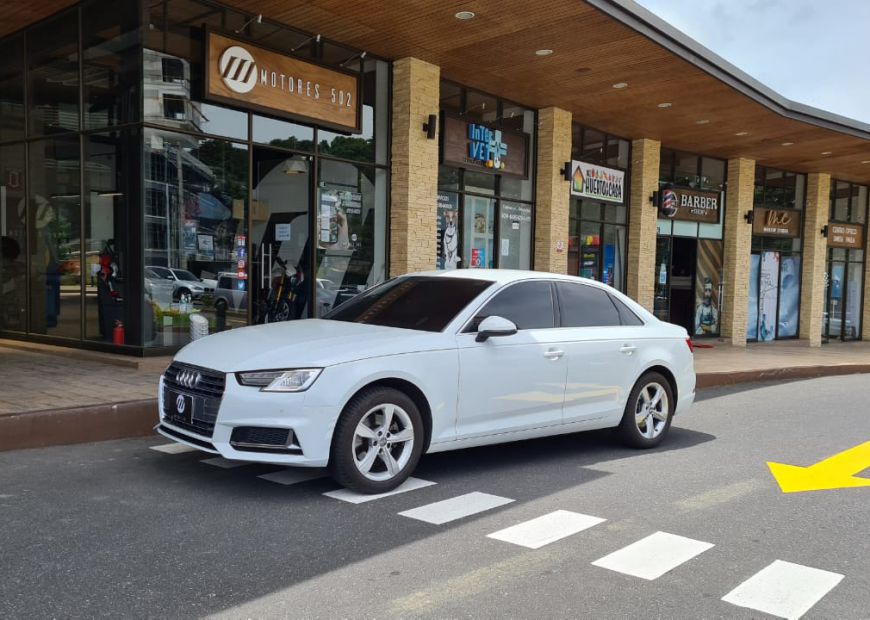 AUDI A4 (2019)