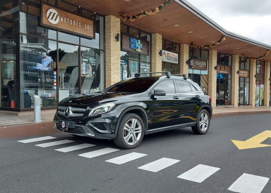 MERCEDES-BENZ GLA (2016)