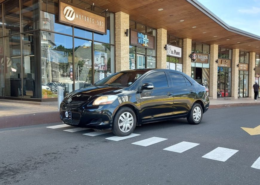 TOYOTA YARIS (2012)