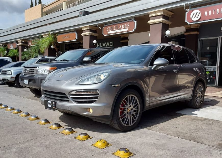 PORSCHE CAYENNE (2011)