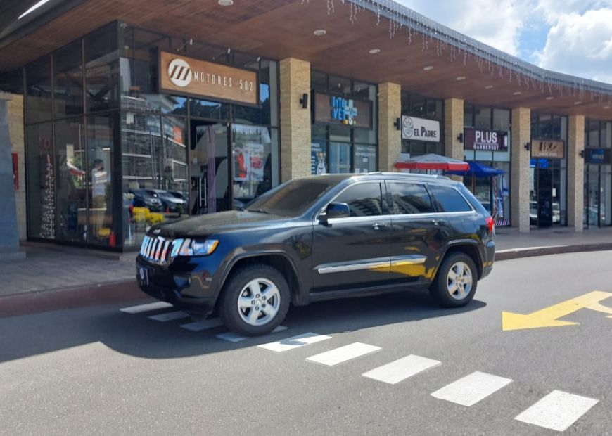 JEEP GRAND CHEROKEE (2011)