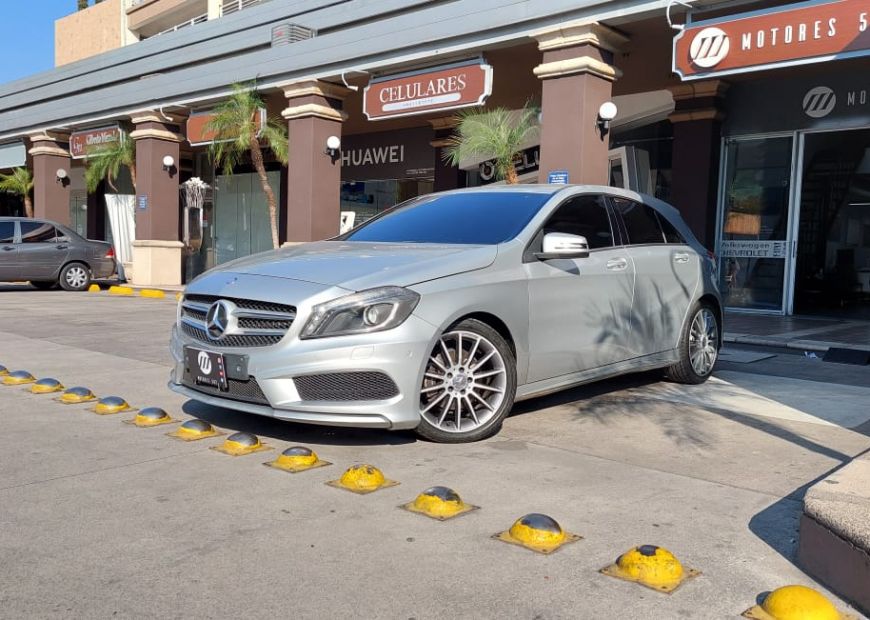 MERCEDES-BENZ A (2015)