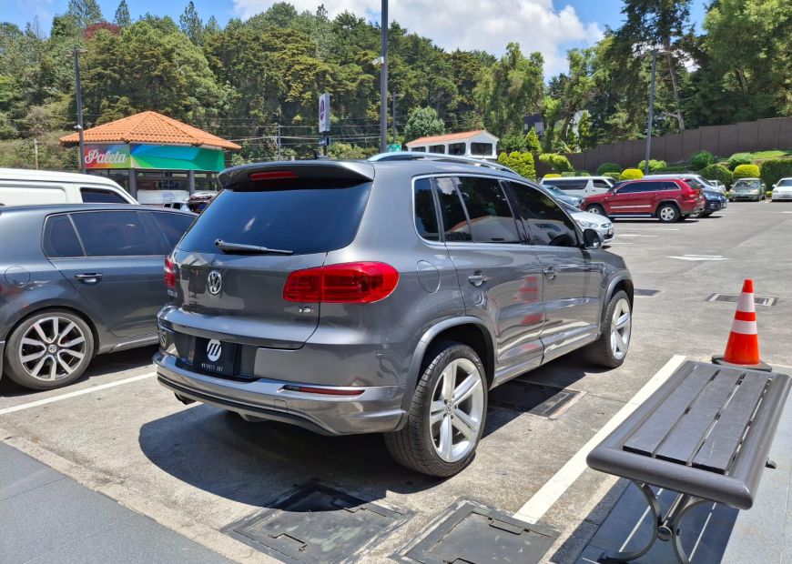 VOLKSWAGEN TIGUAN (2016)