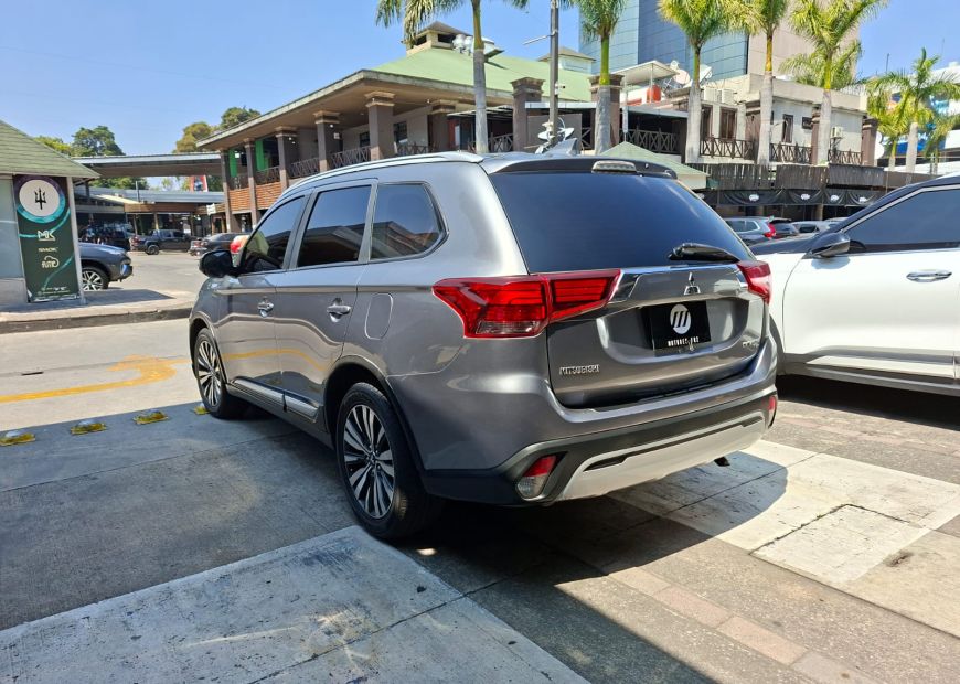 MITSUBISHI OUTLANDER (2015)