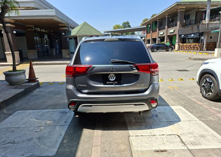 MITSUBISHI OUTLANDER (2015)