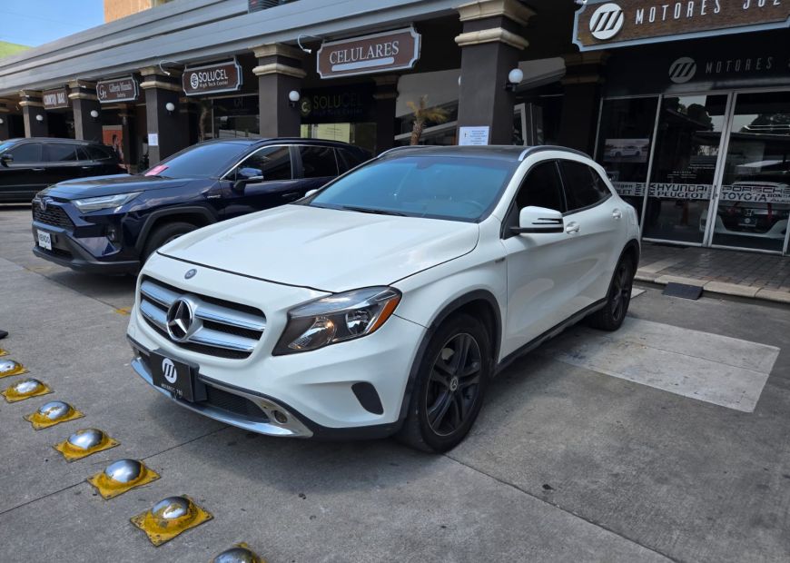 MERCEDES-BENZ GLA (2015)