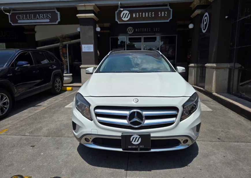 MERCEDES-BENZ GLA (2015)
