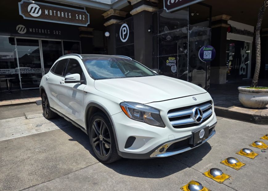 MERCEDES-BENZ GLA (2015)