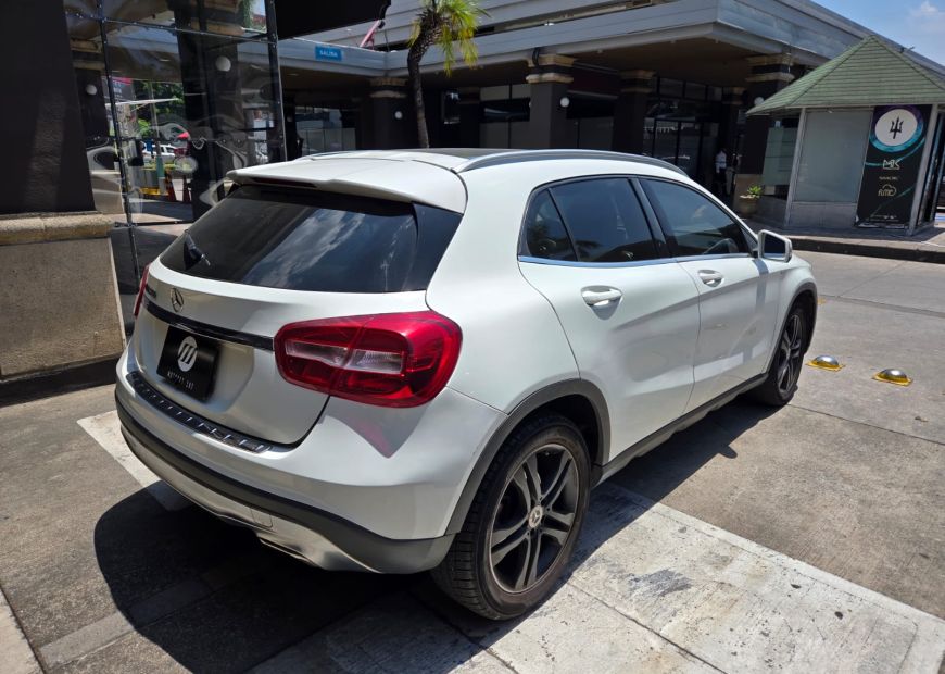 MERCEDES-BENZ GLA (2015)