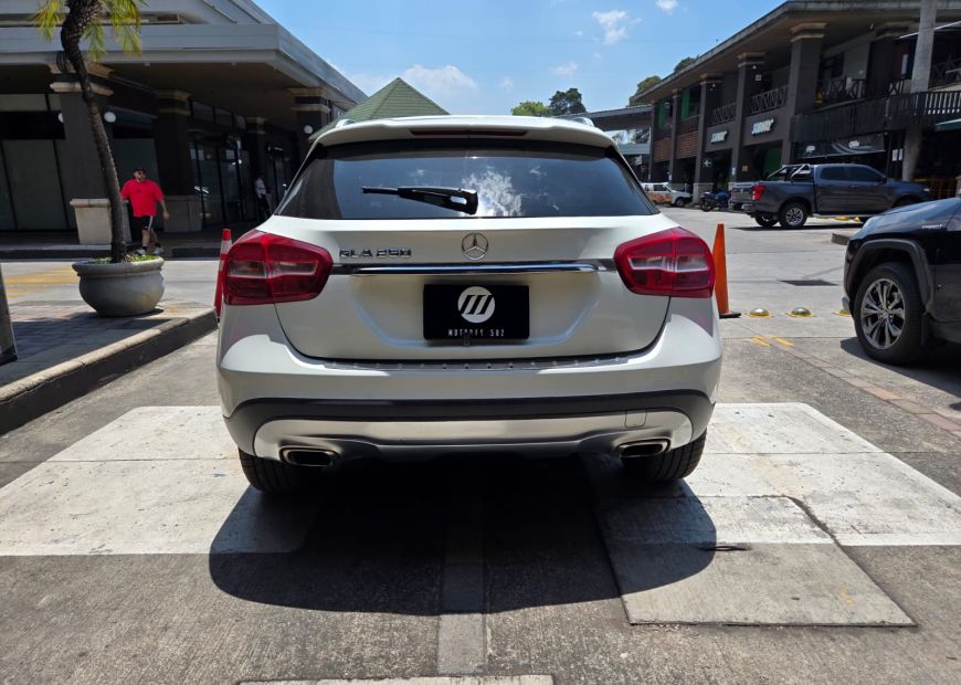 MERCEDES-BENZ GLA (2015)