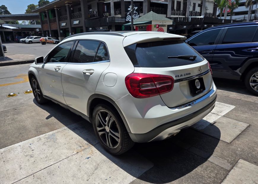 MERCEDES-BENZ GLA (2015)