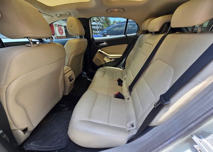 MERCEDES-BENZ GLA (2015)