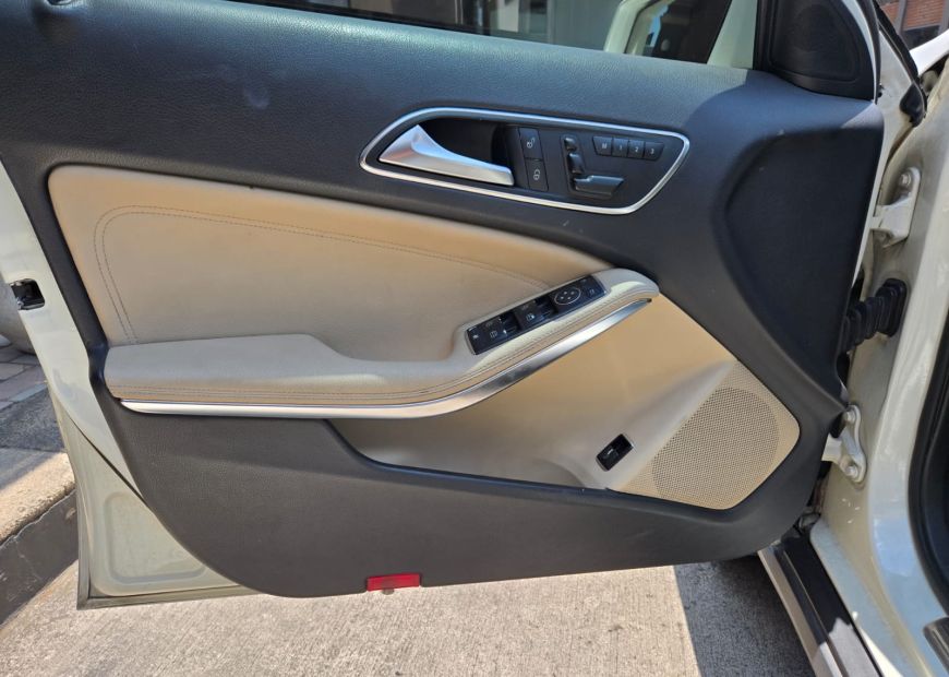 MERCEDES-BENZ GLA (2015)