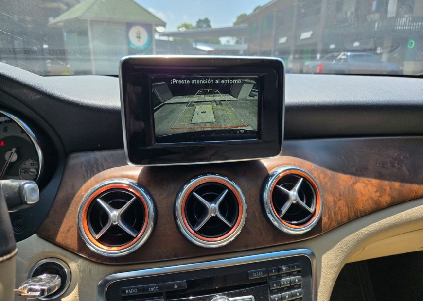 MERCEDES-BENZ GLA (2015)