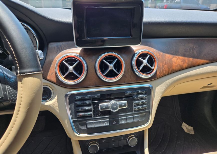 MERCEDES-BENZ GLA (2015)