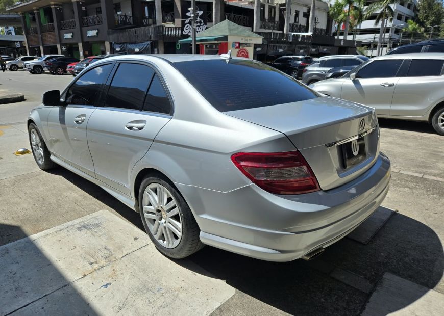 MERCEDES-BENZ C (2009)